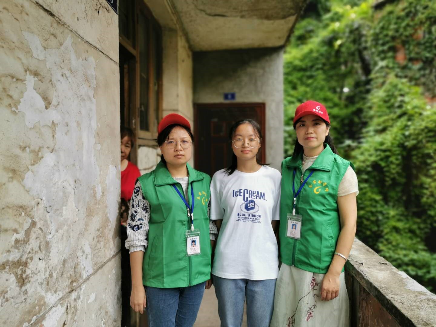 罗学莉与志愿者合照 罗学莉与志愿者合照