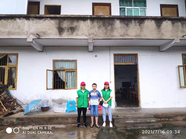 刘杰与志愿者合影