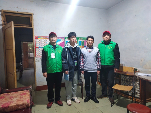 志愿者与刘文侠及其父母1