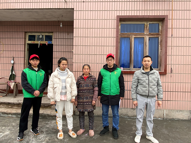 黄瑶与志愿者合影