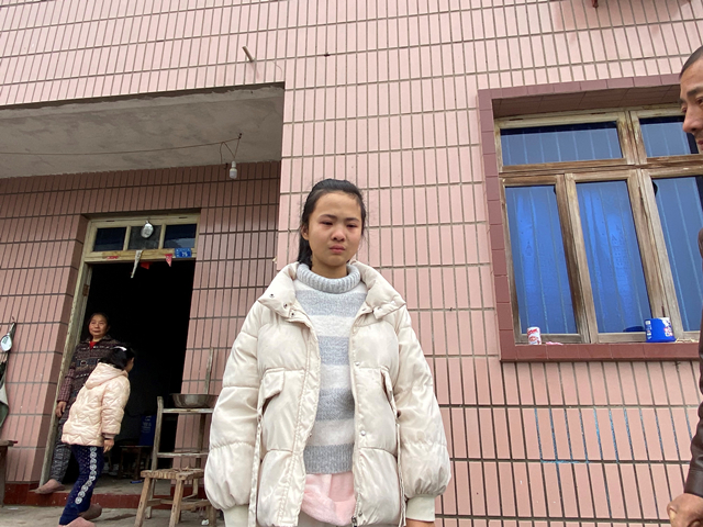黄瑶正面半身照