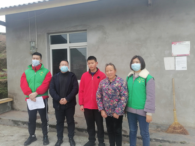 李林与志愿者的合影