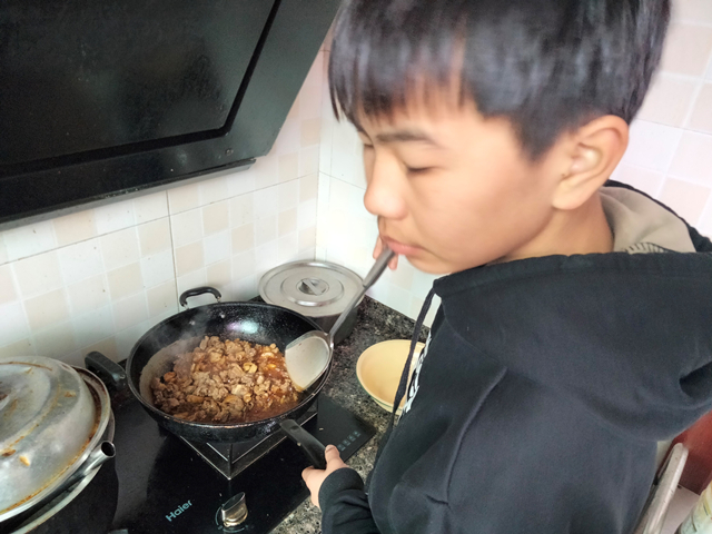 贺浩在厨房做菜