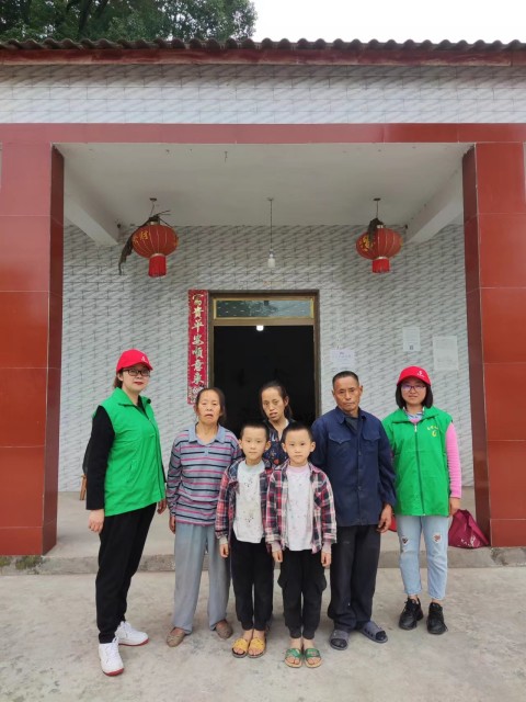 魏小超及魏小超的家人和志愿者